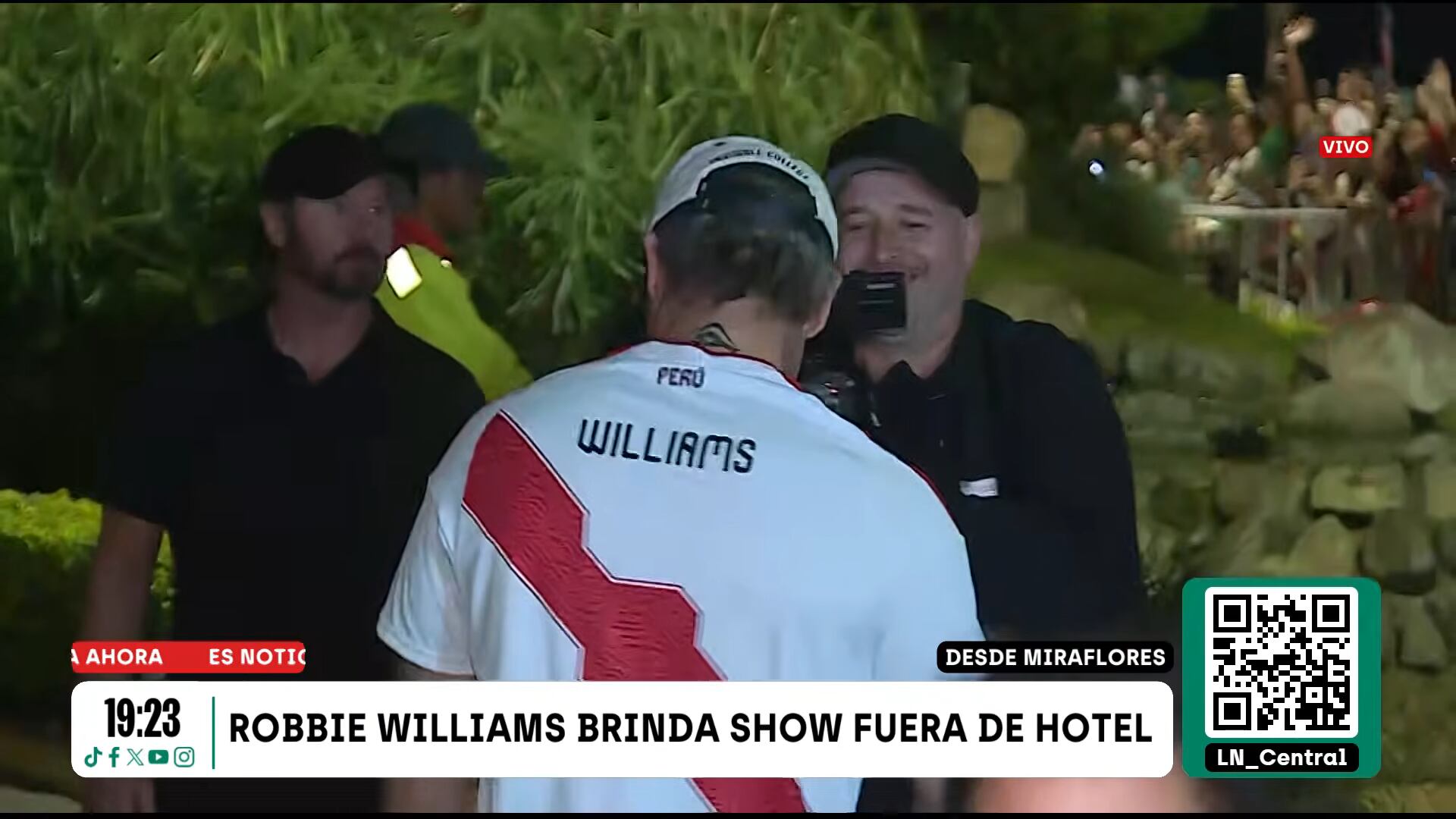 Robbie Williams se despide de Lima con camiseta peruana tras cancelación