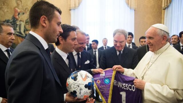 El Papa pide a futbolistas ser ejemplo dentro y fuera del campo