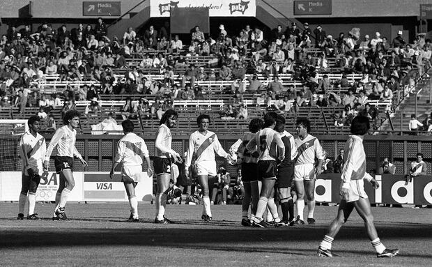 Buenos Aires, 27 de junio de 1987. Fue un duro empate el que consiguió Perú ante la entonces campeona del mundo Argentina. (Foto: Archivo Histórico de El Comercio)  

