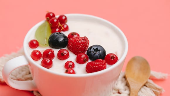 Los probióticos, presentes en alimentos fermentados como el yogurt, así como en suplementos dietéticos, son conocidos por su capacidad para restaurar y mantener un equilibrio saludable de las bacterias en el intestino, lo que permite una digestión adecuada y un sistema inmunológico fortalecido.