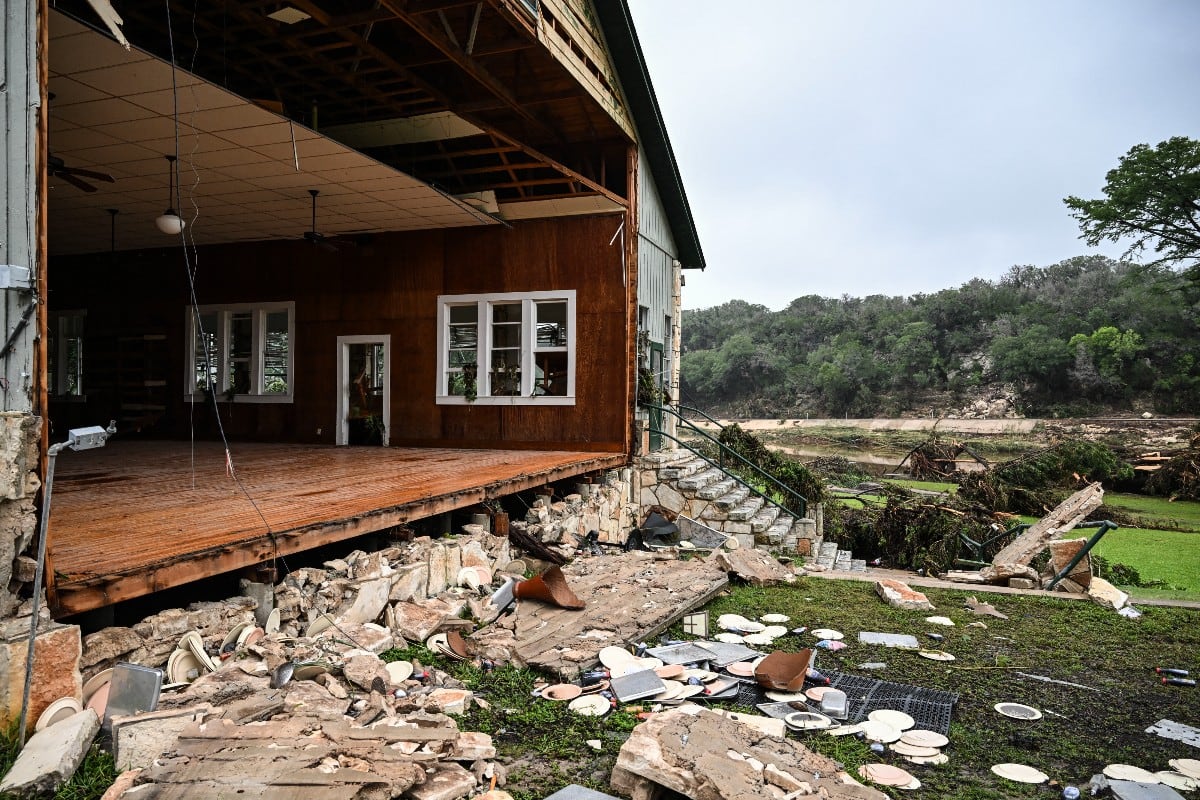 La menor contó que pensó que era solo una tormenta normal, hasta que el agua empezó a subir y muchas niñas corrieron buscando refugio. (Foto: RONALDO SCHEMIDT / AFP)