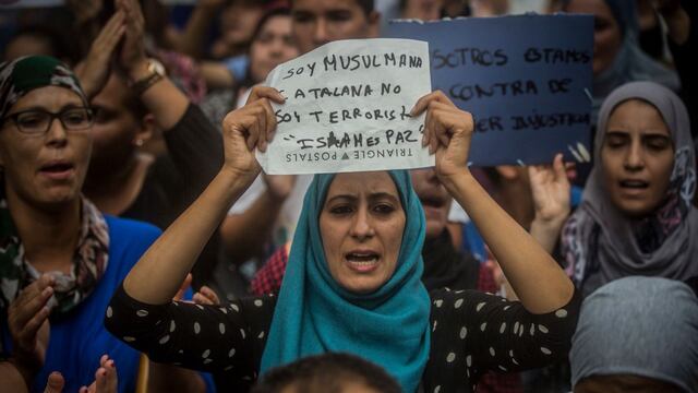 Musulmanes de Barcelona se manifiestan contra la violencia [FOTOS]