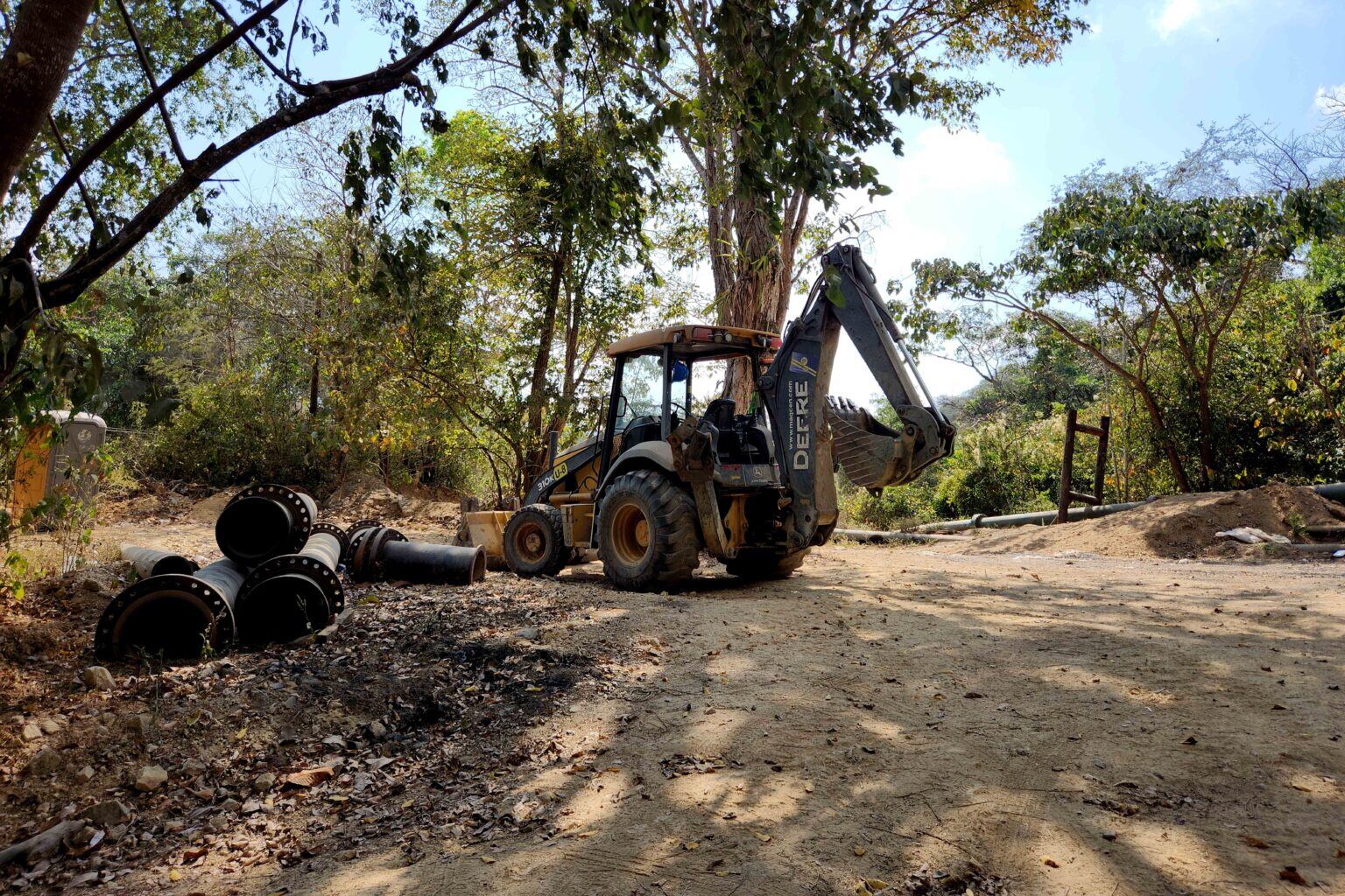 Retro excavadora realiza trabajos en la zona de los ferroductos a un kilómetro del poblado Peña Colorada. Foto: Analy Nuño.