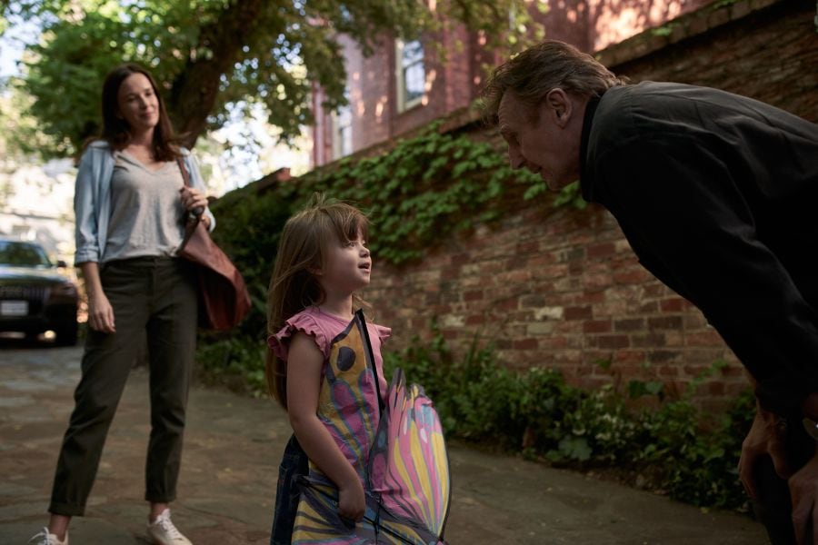 Liam Neeson en el papel de Travis Block junto a la niña que hace de su nieta, Natalie. Atrás, su hija Amanda.