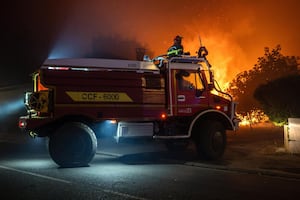 Una fotografía facilitada por Sdis33 muestra a un equipo de bomberos desplegado para combatir un incendio forestal que se propaga en Lege-Cap-Ferret, en el suroeste de Francia. Foto: EFE/EPA/SDIS33