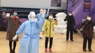 Pacientes de coronavirus en Wuhan bailan al son de flores rojas | VIDEO