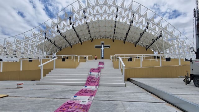 Artista plástico coloca una alfombra de ‘billetes’ en protesta por la visita del papa Francisco a Portugal