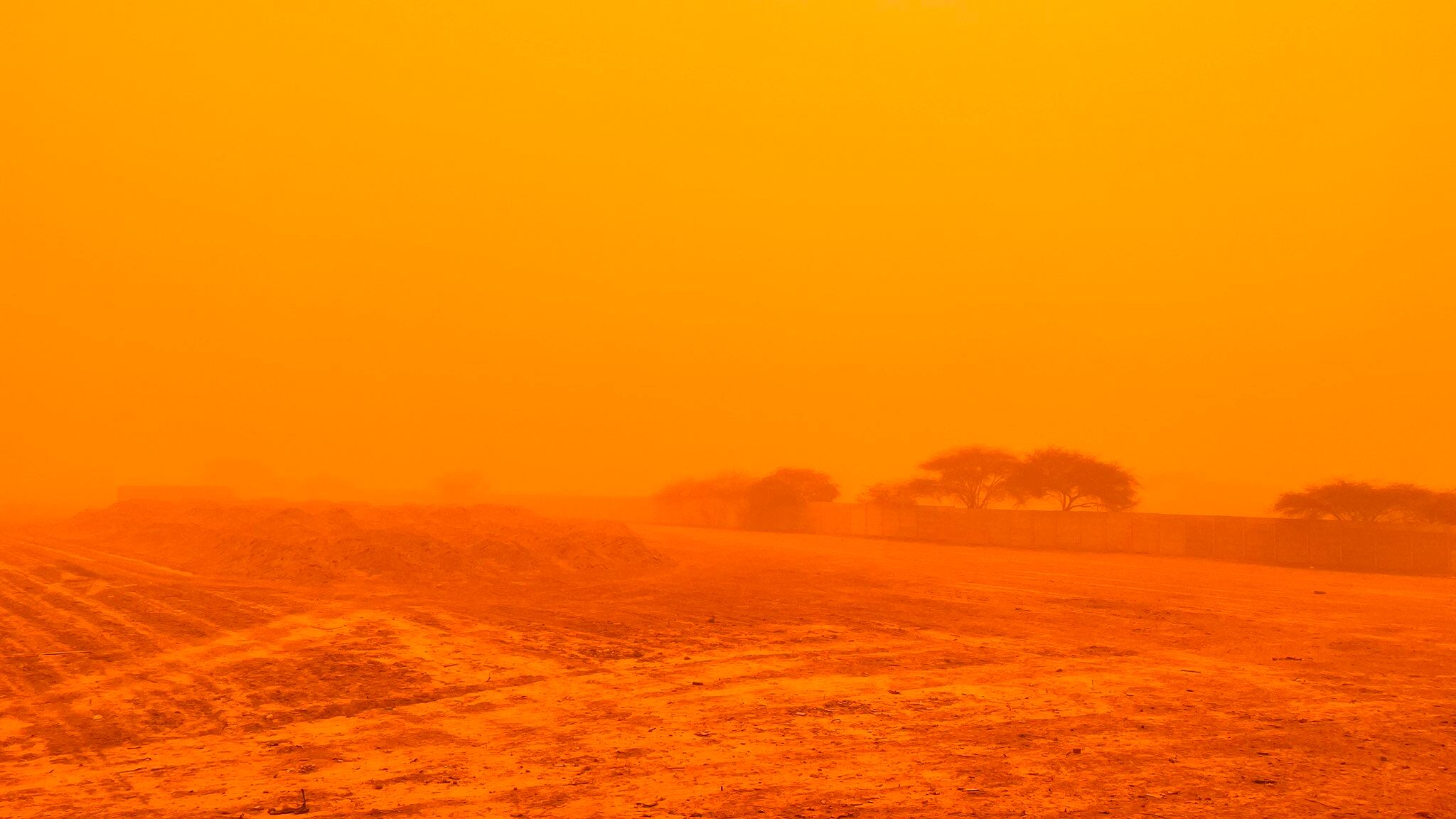 Fuertes vientos con arena reduce la visibilidad en Ica.