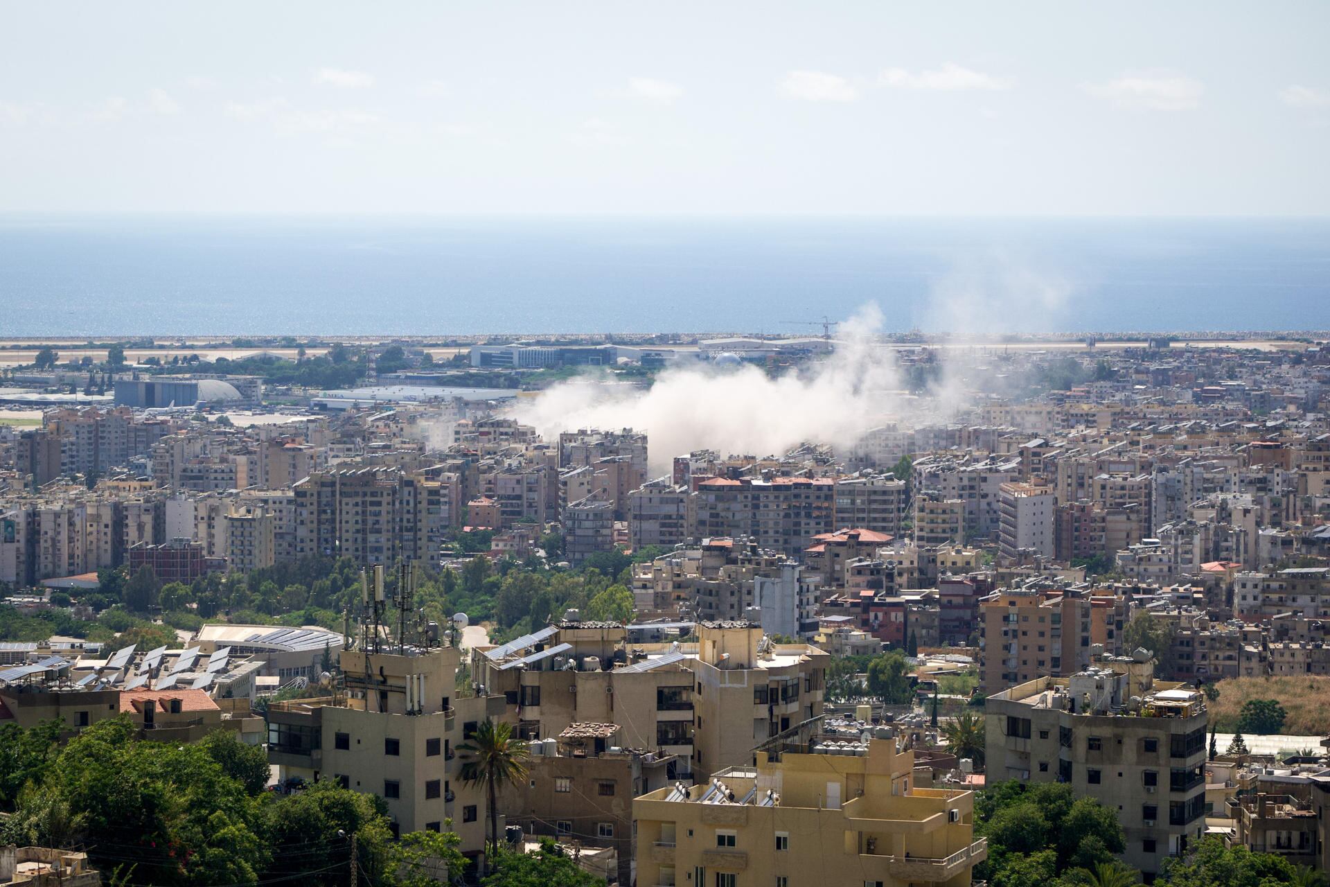 El primer ministro de Israel, Benjamín Netanyahu, anunció este domingo en un comunicado que sus fuerzas armadas han bombardeado los suburbios del sur de Beirut, conocidos como Dahye y bastión del grupo chií Hezbolá, siendo el primer ataque contra la capital libanesa desde el acuerdo de un nuevo alto el fuego en Washington el jueves. (EFE/Edgar Gutiérrez)