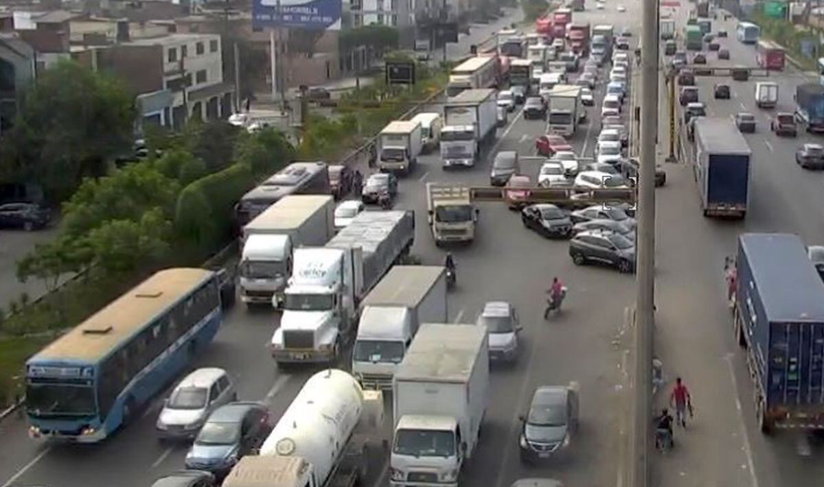 El ataque perpetrado por desconocidos en la Panamericana Sur generó una gran congestión vehicular (Foto: Lima Expresa / Twitter)