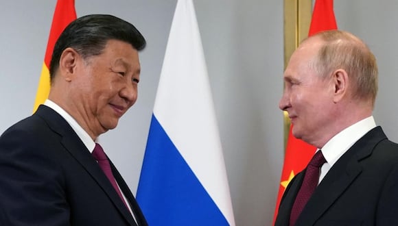 El presidente ruso Vladimir Putin (R) y el presidente chino Xi Jinping se dan la mano mientras posan para fotografías durante su reunión al margen de la cumbre de la Organización de Cooperación de Shanghai (OCS) en Astana, Kazajstán. Foto: EFE/EPA/PAVEL VOLKOV/SPUTNIK/KREMLIN POOL