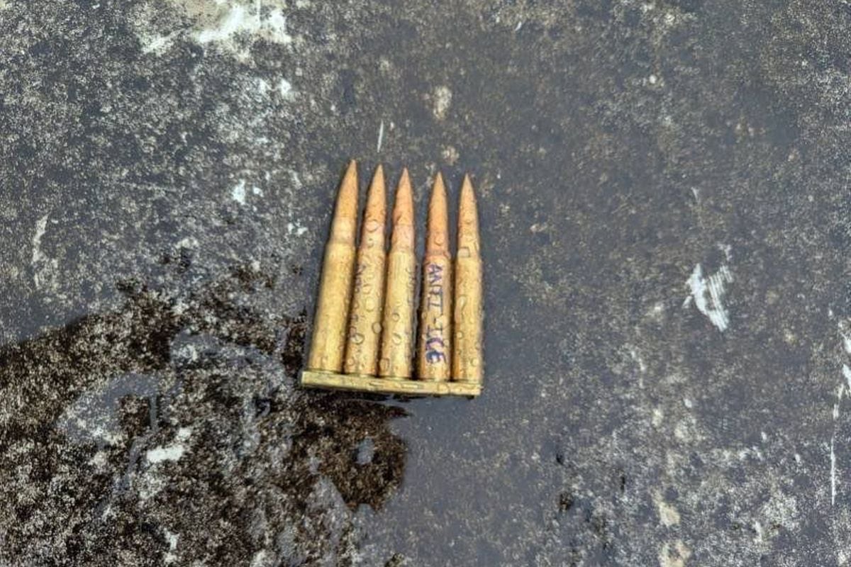 En la imagen se ve un cartucho de balas sin utilizar en el que está escrito con tinta azul 'ANTI-ICE'. Foto: FBI/X