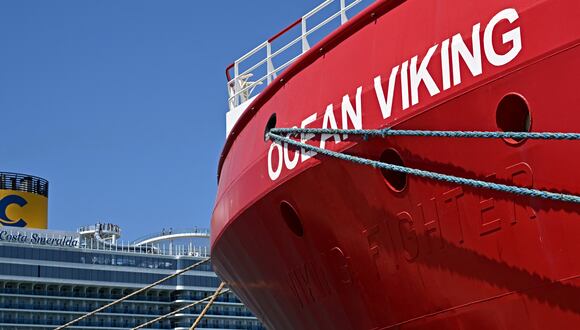 El barco de rescate de migrantes "Ocean Viking", operado por SOS Méditerranée, atracó en el puerto de Civitacecchia el 14 de julio de 2023, después de que las autoridades ordenaran que el barco se mantuviera "por un período indefinido" en el puerto. (Foto: Andreas SOLARO / AFP)