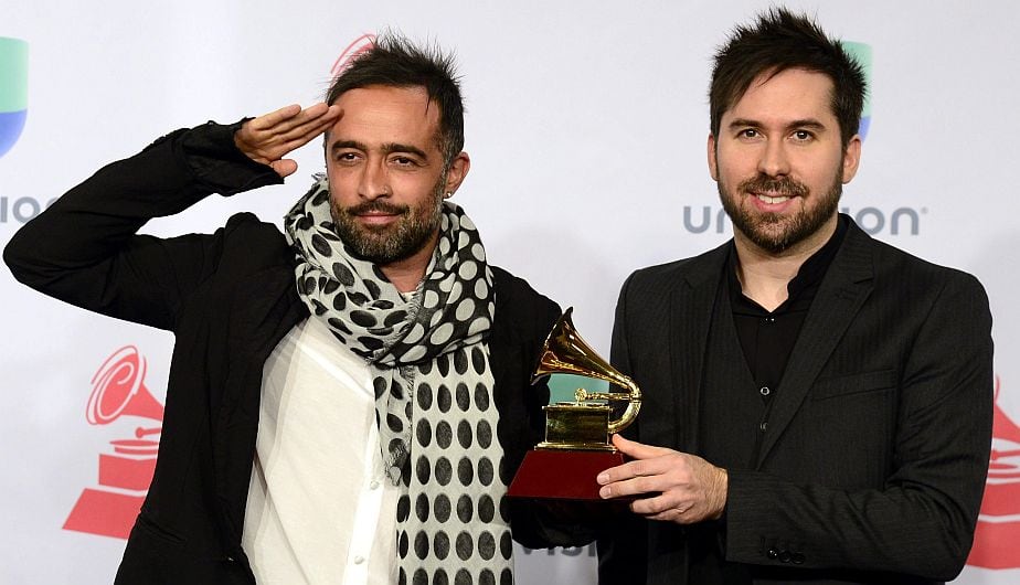 Pablo Hurtado y Mario Domm, de la banda Camila, posan con su Grammy Latino al mejor álbum vocal pop contemporáneo. (EFE)