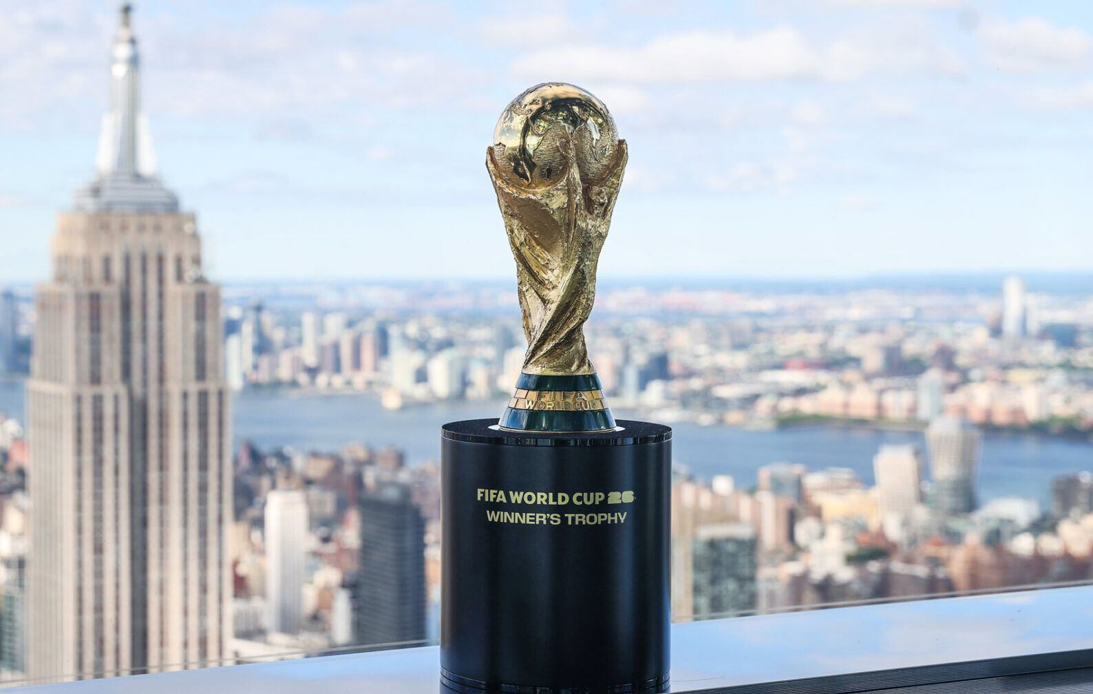 El duelo estelar de la fecha se jugará en Montevideo entre las selecciones de Uruguay y Argentina, quienes ocupan los dos primeros lugares en la tabla.