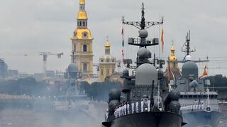 Putin presume del poderío de Armada rusa en desfile naval en San Petersburgo