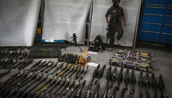 El ejército israelí muestra armas recuperadas de los militantes de Hamás después de los sangrientos ataques del 7 de octubre, incluidas algunas que, según dice, fueron fabricadas en Irán o Corea del Norte. (Foto: Aris MESSINIS)