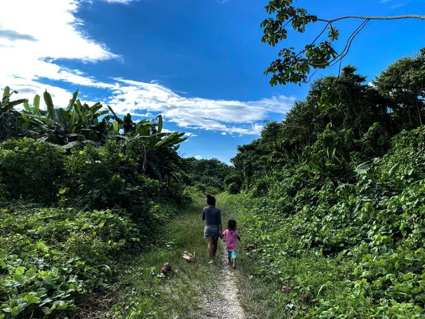 En la comunidad nativa de Galilea, el narcotráfico ha abandonado una pista hace un año. Pero podría activarla en cualquier momento. Crédito: Mongabay Latam.