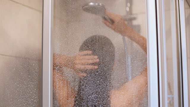 Verano 2025: ¿cuáles son las consecuencias de dormir con el cabello mojado?