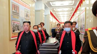 Kim Jong-un porta el ataúd en el funeral de importante militar que fue su mentor en Corea del Norte