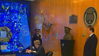 Javier Pérez de Cuéllar: secretario general de la ONU firma libro de condolencias