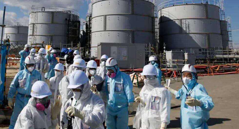 Miembros de los medios de comunicación en la planta de energía nuclear Fukushima Daiichi de Tepco, dañada por el tsunami del 2011 en Japón, en una imagen de febrero del 2016.
(Toru Hanai / Reuters).