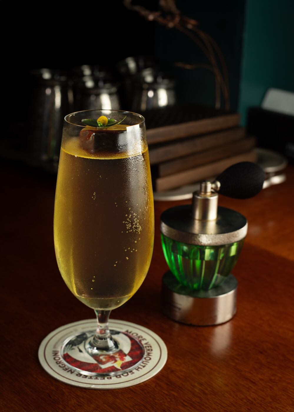 Relativo Bar está dedicado a los aperitivos y se propone cambiar la idea que tenemos de que solo son fuertes y amargos. En este caso, un coctel aperitivo de autor (el perfumista) que es fresco y floral.