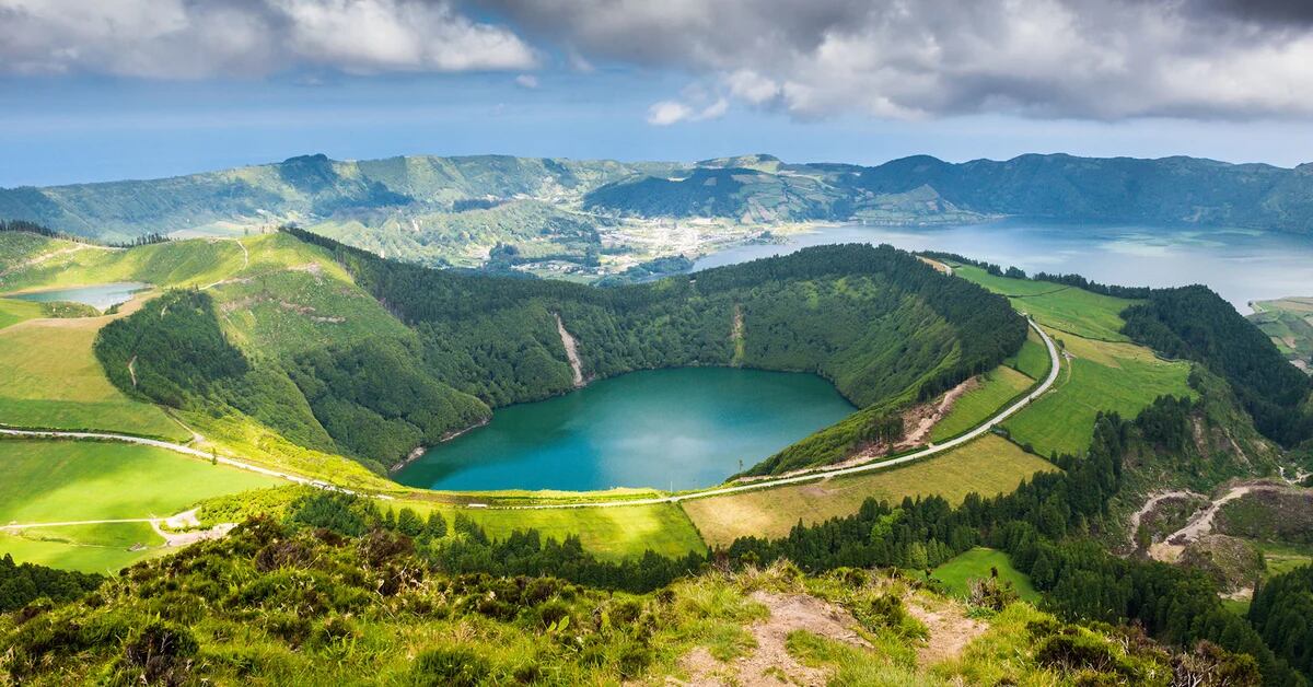 Los Azores son una cadena de islas volcánicas en medio del Océano Atlántico, que constituyen una región autónoma portuguesa, ubicada 1.700 km al oeste de Lisboa.