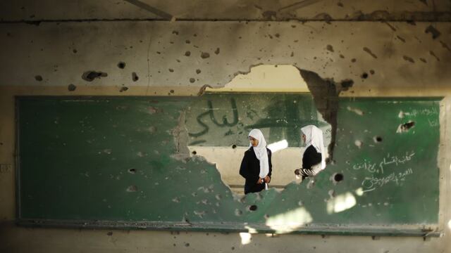 Los niños de Gaza vuelven a la escuela en medio de escombros