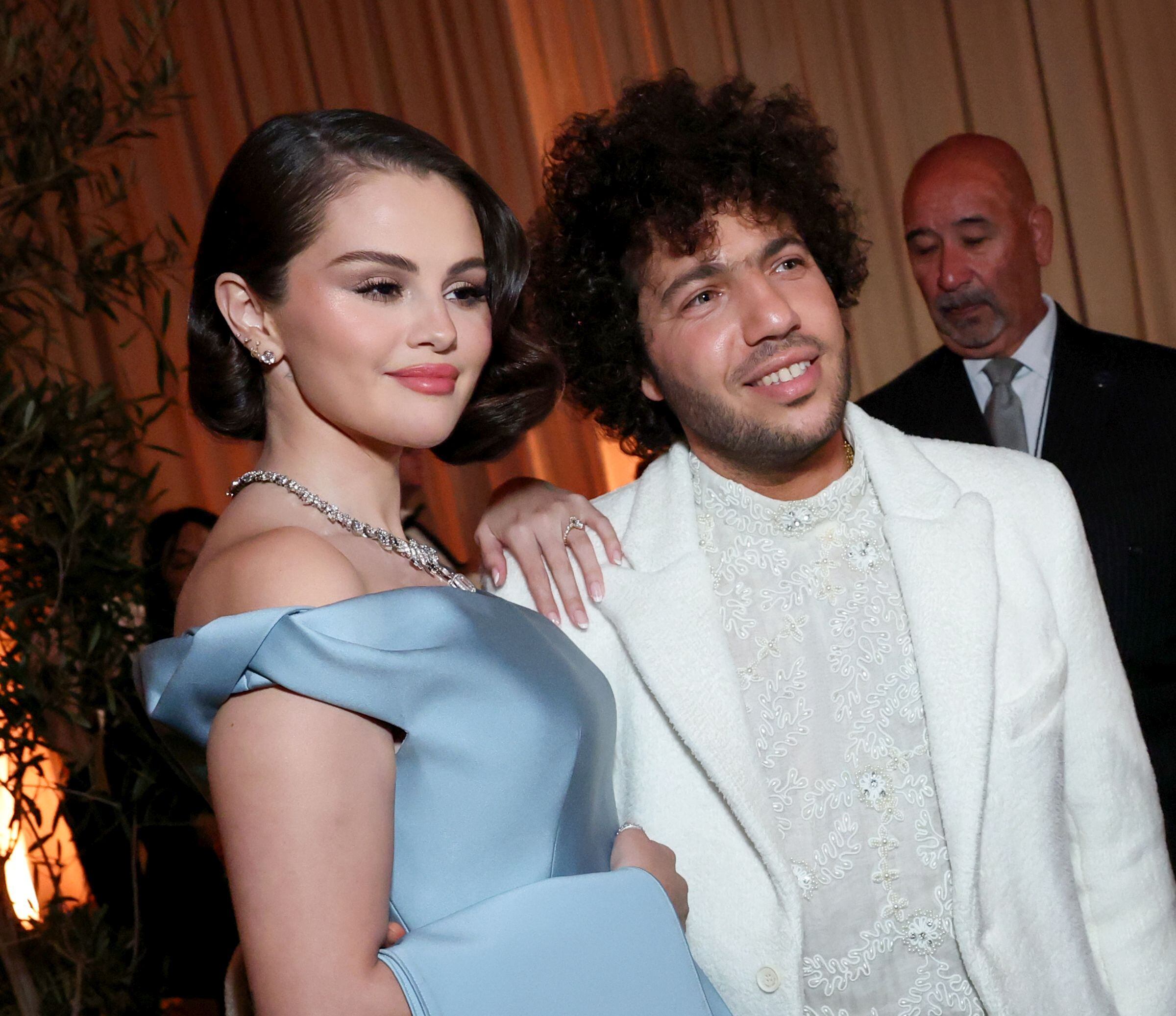 Selena Gomez y Benny Blanco se comprometieron a finales de 2024. El productor musical le dio un anillo de compromiso con un increíble diamante de talla marquesa en su centro. (Foto: Monica Schipper / Getty Images)