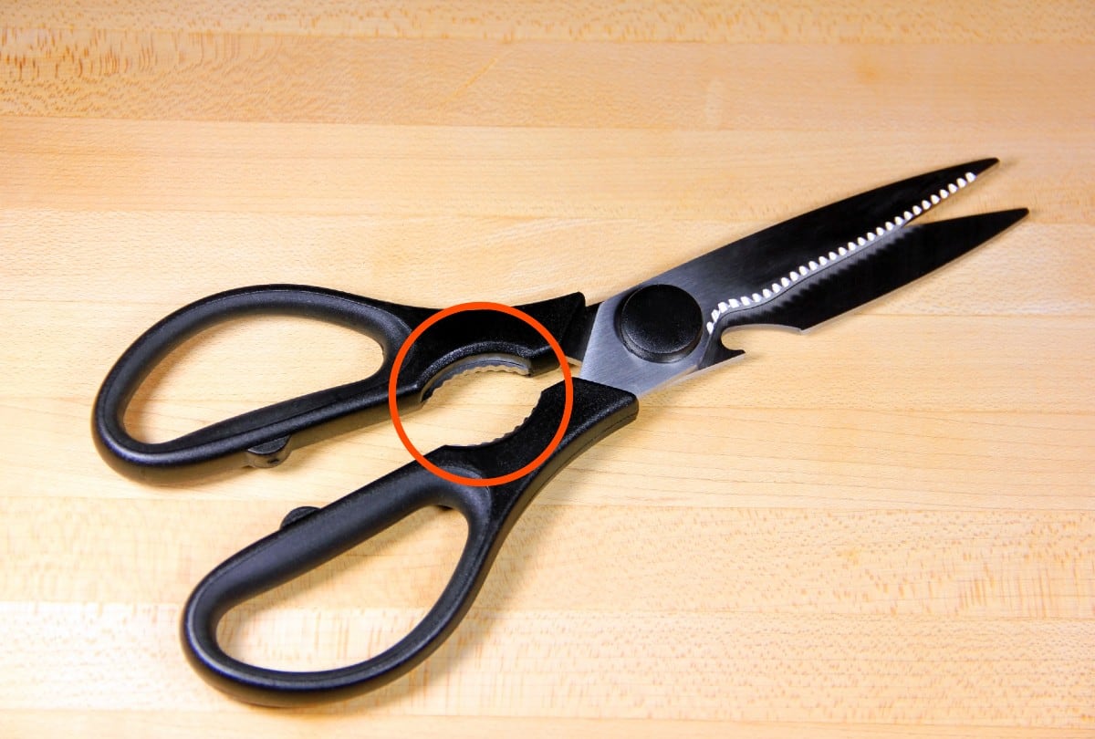Las tijeras de cocina tienen más funciones de las que imaginas, y una de sus partes menos conocidas es clave. | Crédito: iStock