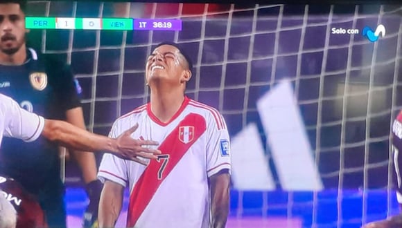 Joao Grimaldo casi anota el 2-0 de Perú ante Venezuela | Captura de video