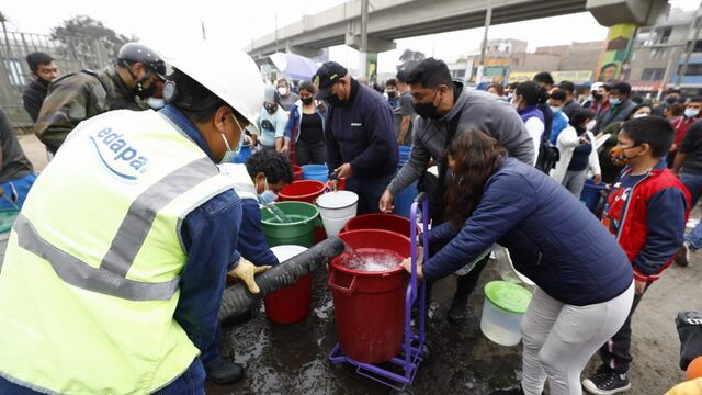 SJL: vecinos forman largas colas para recolectar agua tras corte del servicio debido a un aniego | FOTOS 