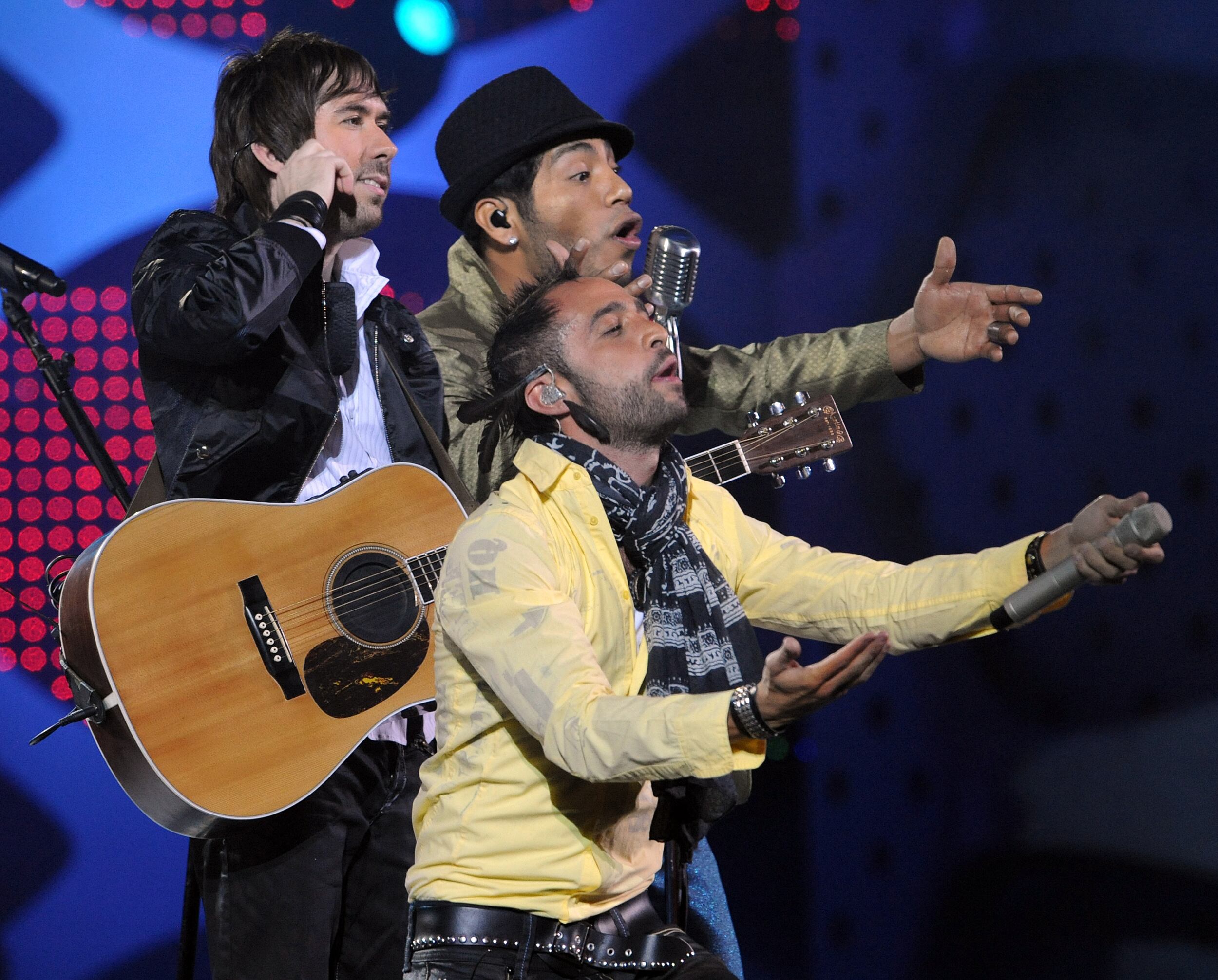 La banda de baladas pop rock mexicana Camila durante el festival de Viña del Mar en Chile (Photo by MARTIN BERNETTI / AFP)