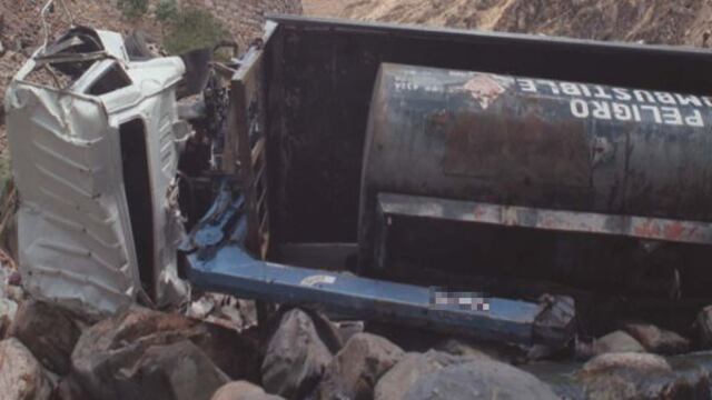 Camión cisterna cayó al río Rímac desde lo alto de puente en Chosica