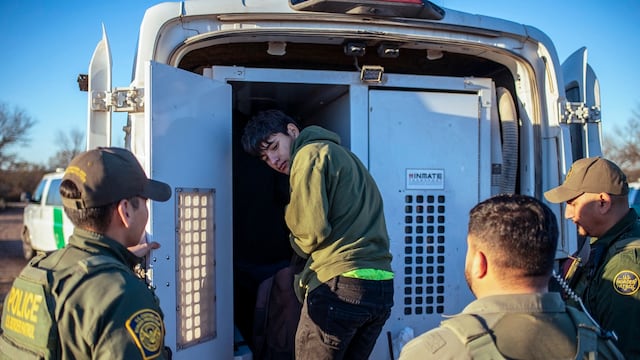 Corte Suprema de EE.UU. prohíbe ley de Texas que permite a policías detener y expulsar migrantes