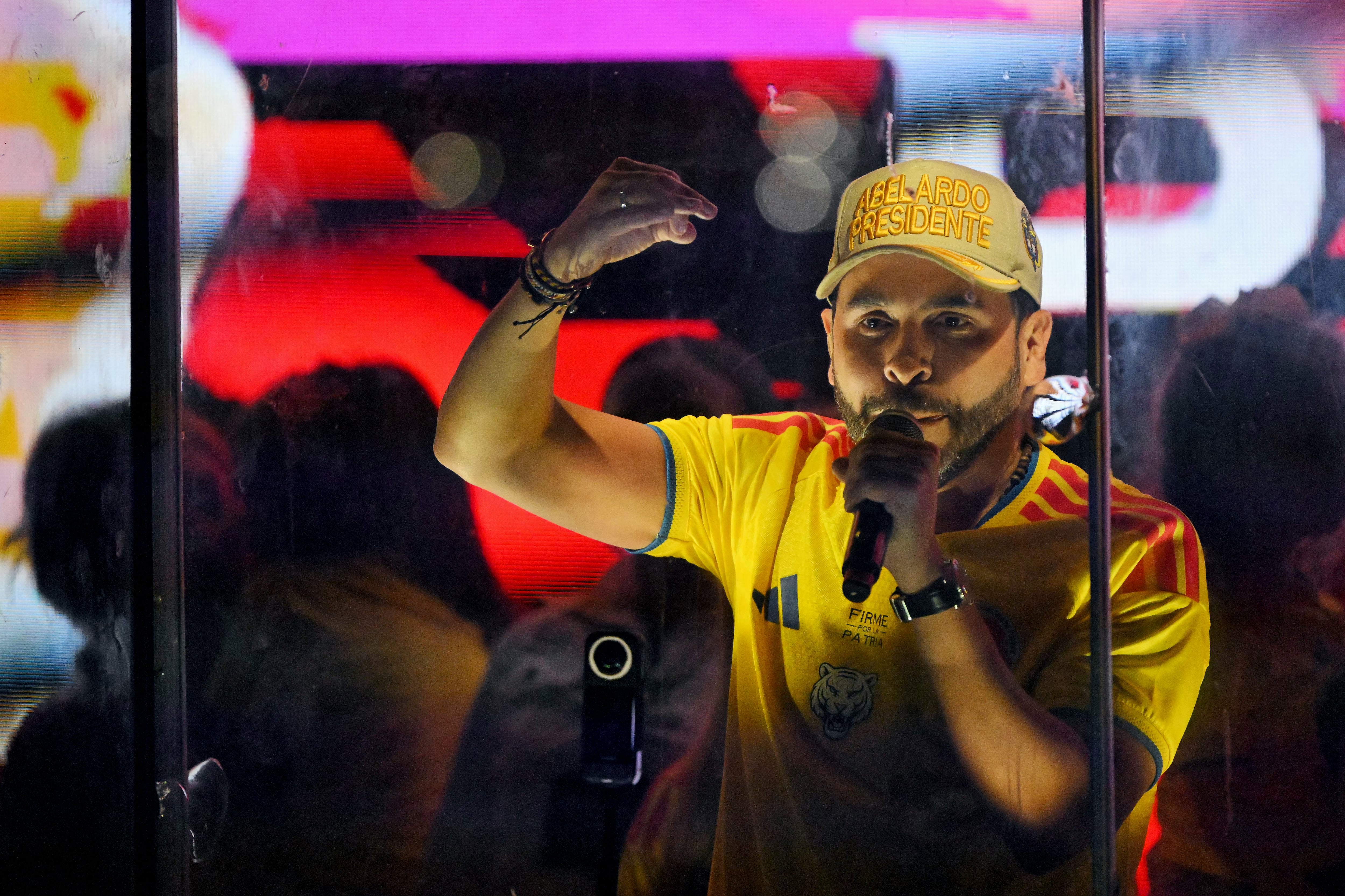 Abelardo de la Espriella ganó la primera vuelta presidencial en Colombia y definirá el balotaje con Iván Cepeda. (Rodrigo BUENDIA / AFP).