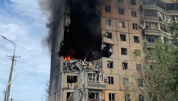 Un edificio residencial de nueve pisos parcialmente destruido como resultado del ataque con misiles rusos en Kryvyi Rig, en medio de la invasión rusa de Ucrania. (Foto SERVICIO DE EMERGENCIA UCRANIANO / AFP)