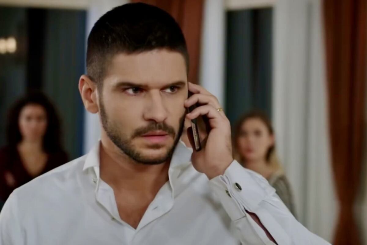 Tolgahan Sayışman hablando por celular como Yiğit en la telenovela turca (Foto: Gold Film)