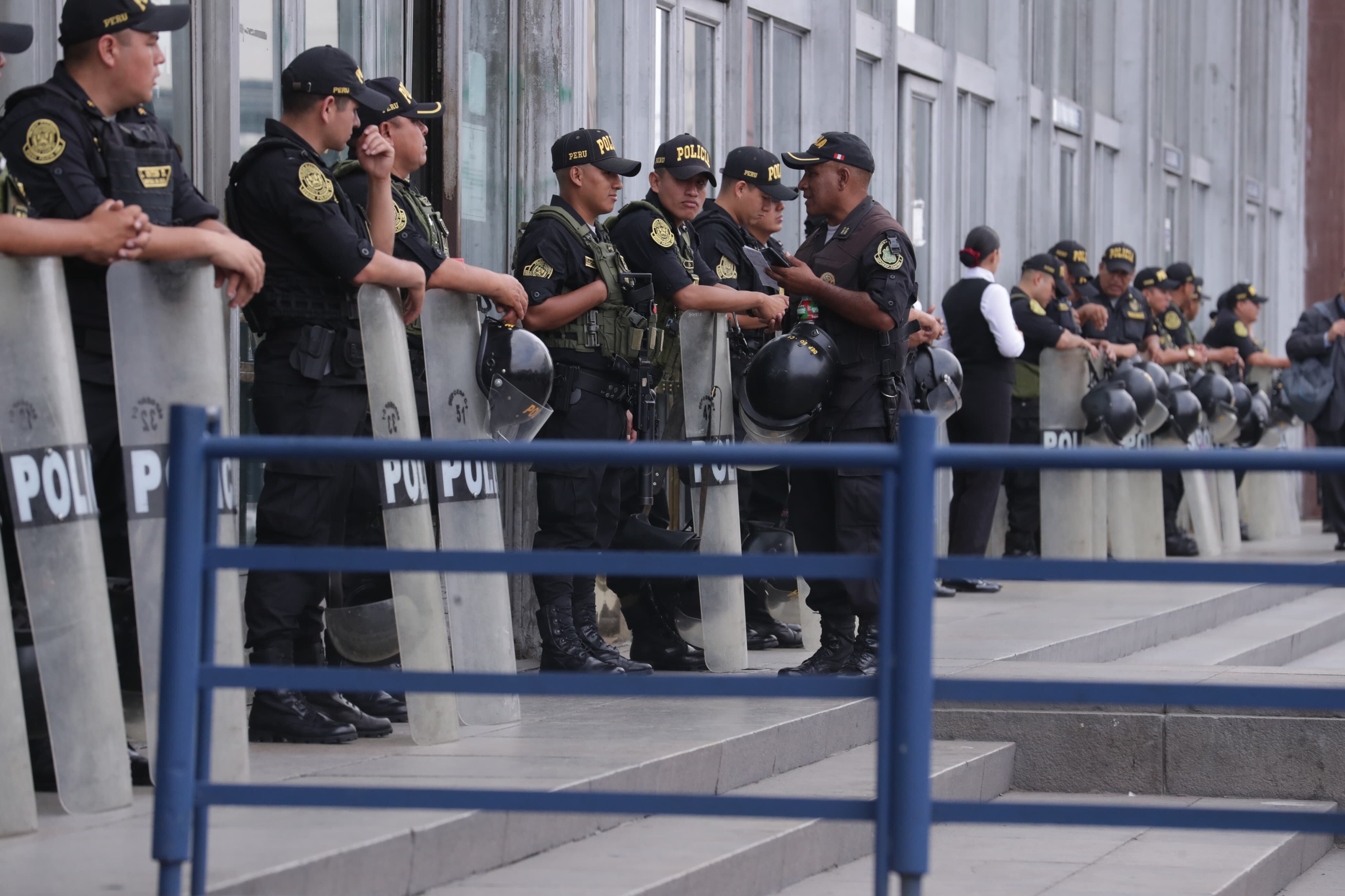 Fuerte despliegue policial en los exteriores de la Fiscalía durante declaración de Dina Boluarte (Foto: Jesús Saucedo)