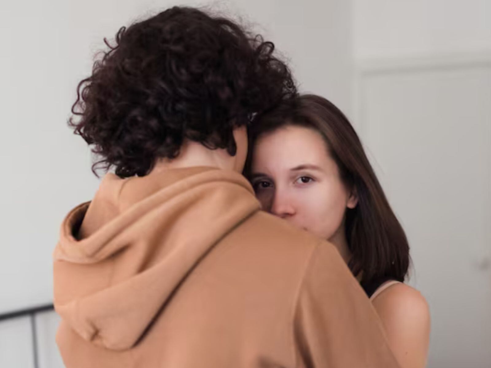 Hay ciertas personas que sienten mucha incomodidad al momento de recibir un abrazo. (Crédito: Freepik / Imagen con fines referenciales)