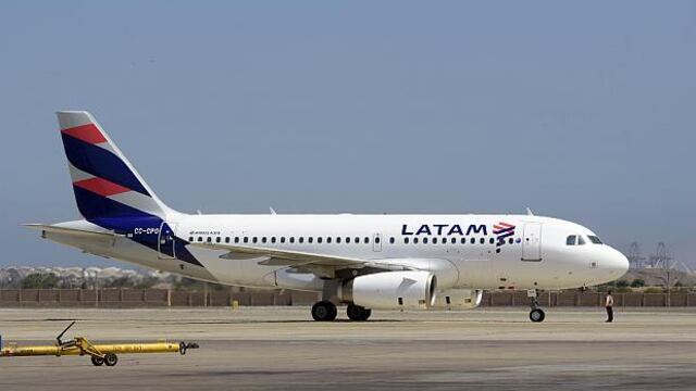 Latam canceló entre 5% y 10% de sus vuelos por aumento de contagios de COVID-19 entre su personal