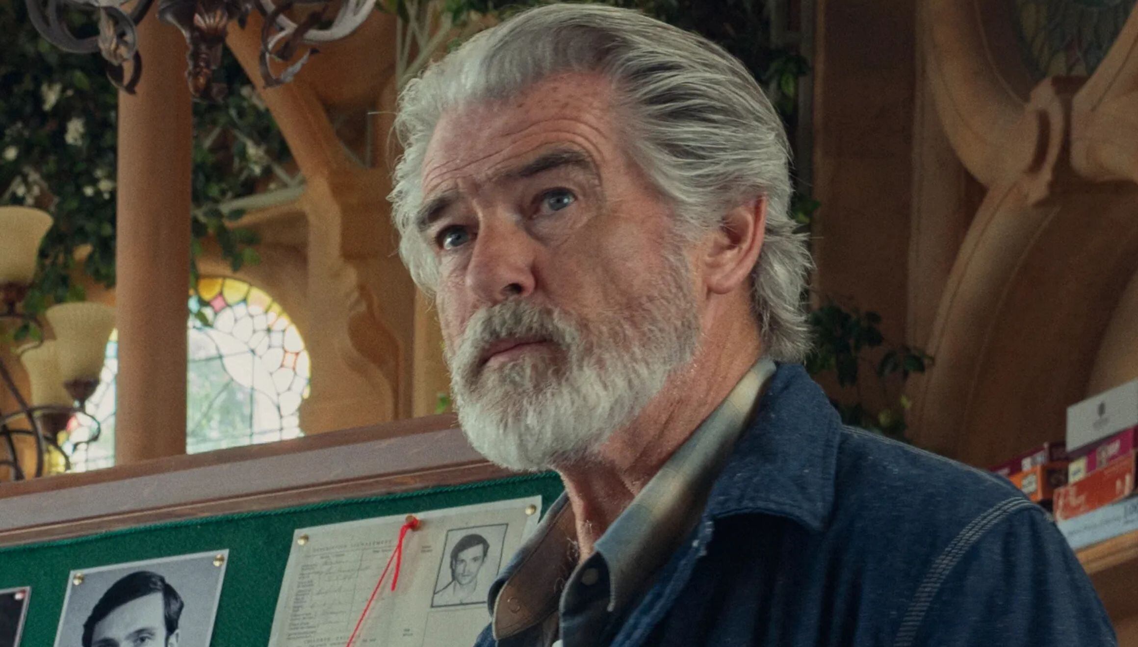 Pierce Brosnan interpreta a Ron Ritchie a lo largo de la película "El club del crimen de los jueves" (Foto: Netflix)