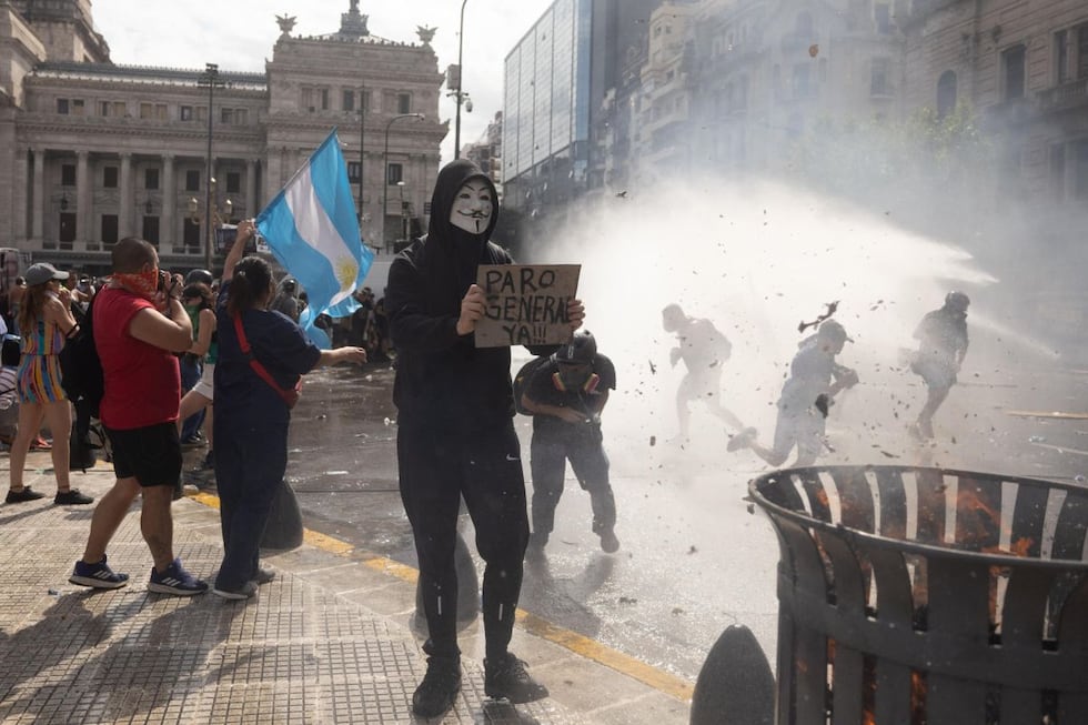 Personas se enfrentan con la Policía de Argentina durante una manifestación contra la reforma laboral este miércoles, en Buenos Aires. Foto: EFE/ Juan Ignacio Roncoroni