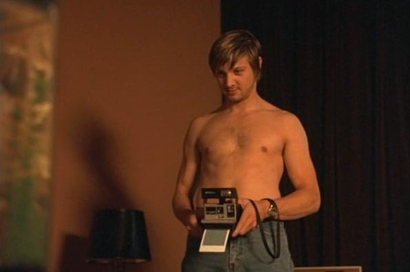 Jeremy Renner como Jeffrey Dahmer en la película "Dahmer" de 2002 (Foto: Peninsula Films)