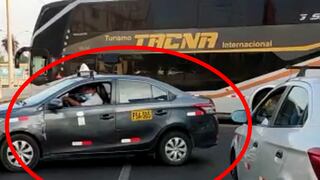 Taxistas en complicidad con empresa de transporte bloquean avenida para que sus buses pasen [VIDEOS]