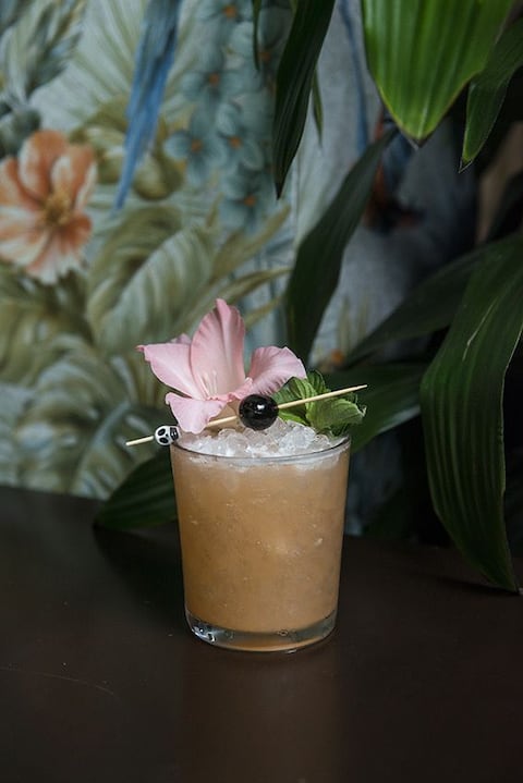 Bebida a base de ron del The Parrot Shadow Rum Bar & Tiki Cocktails.