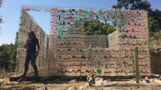 Construyen casas con botellas de plástico para damnificados de sismo en México