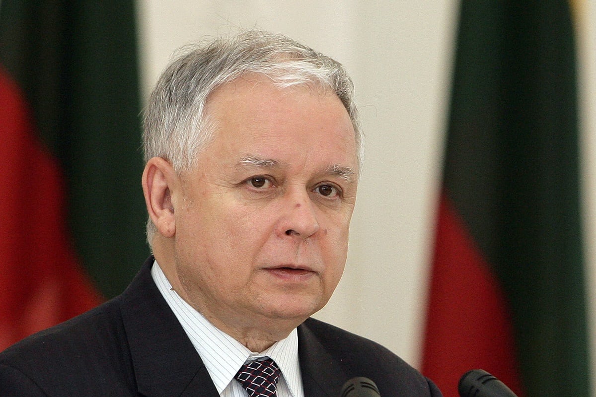 El expresidente de Polonia, Lech Kaczynski, durante una conferencia de prensa en el palacio presidencial de Vilnius, Lituania, el 8 de abril de 2010. (Foto de PETRAS MALUKAS / AFP)