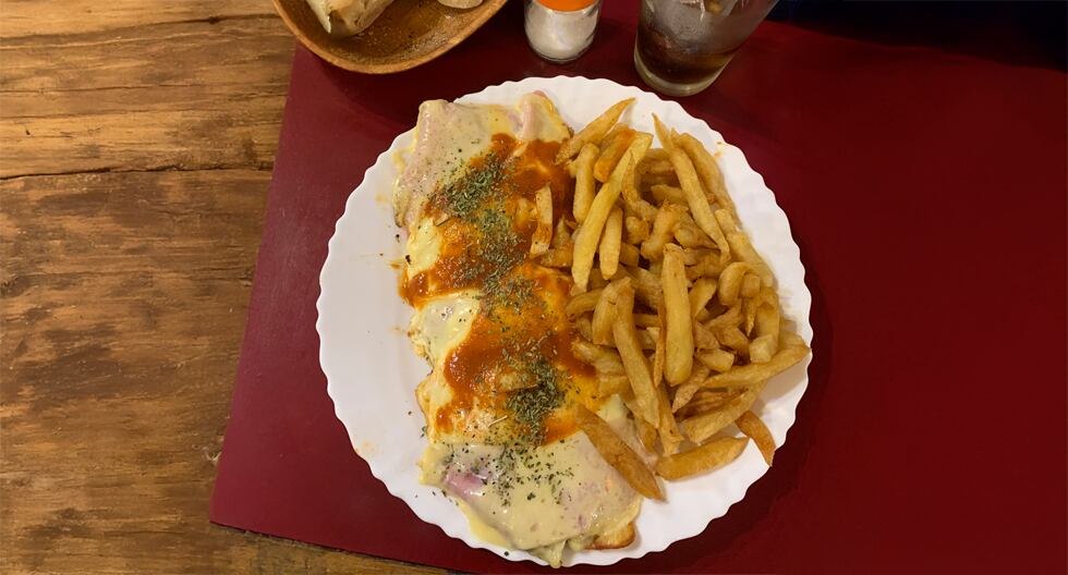 Una milanesa napolitana con fritas puede costarte a noviembre de 2024 alrededor de 11 mil pesos. Esto al cambio en dólares y soles es: 11.086 dólares/ 41 soles.